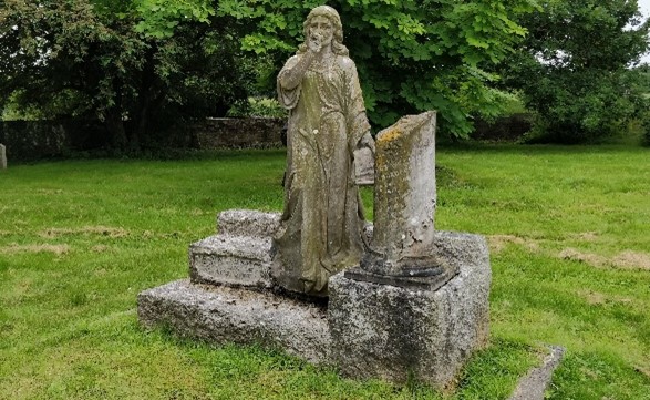 Grave memorial James Murdoch, it appears large and shaped to look like a woman standing on stairs next to a broken pillar