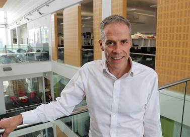 Ymchwilwyr y DU yn arloesi ffordd rithwir newydd o drin PTSD