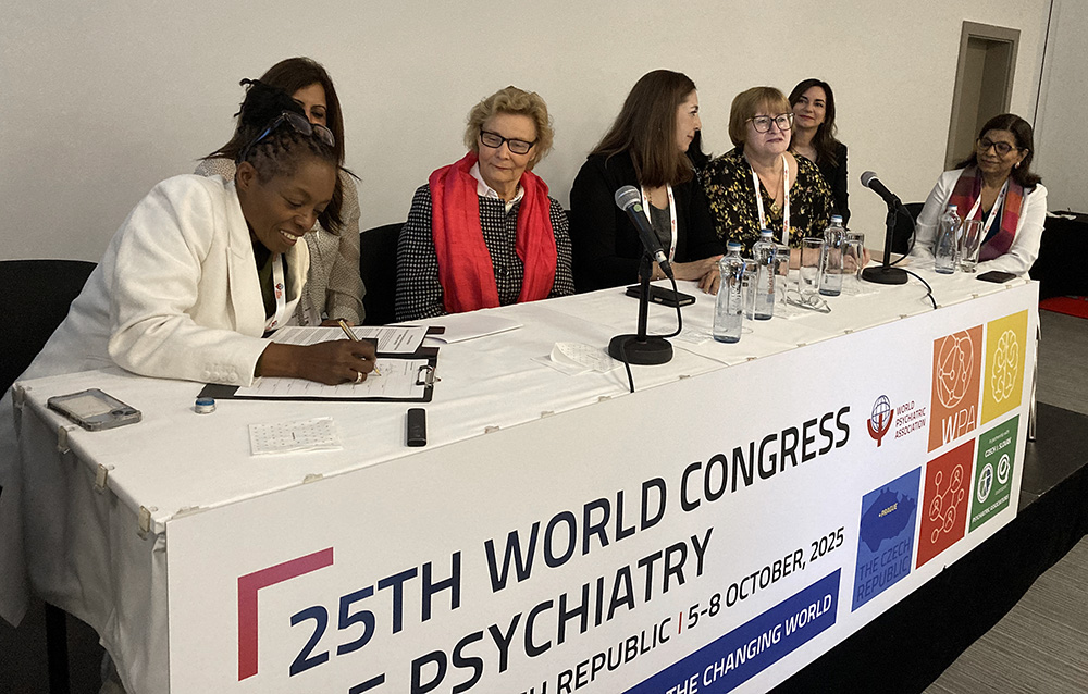 College calls on world financiers - Lade signing