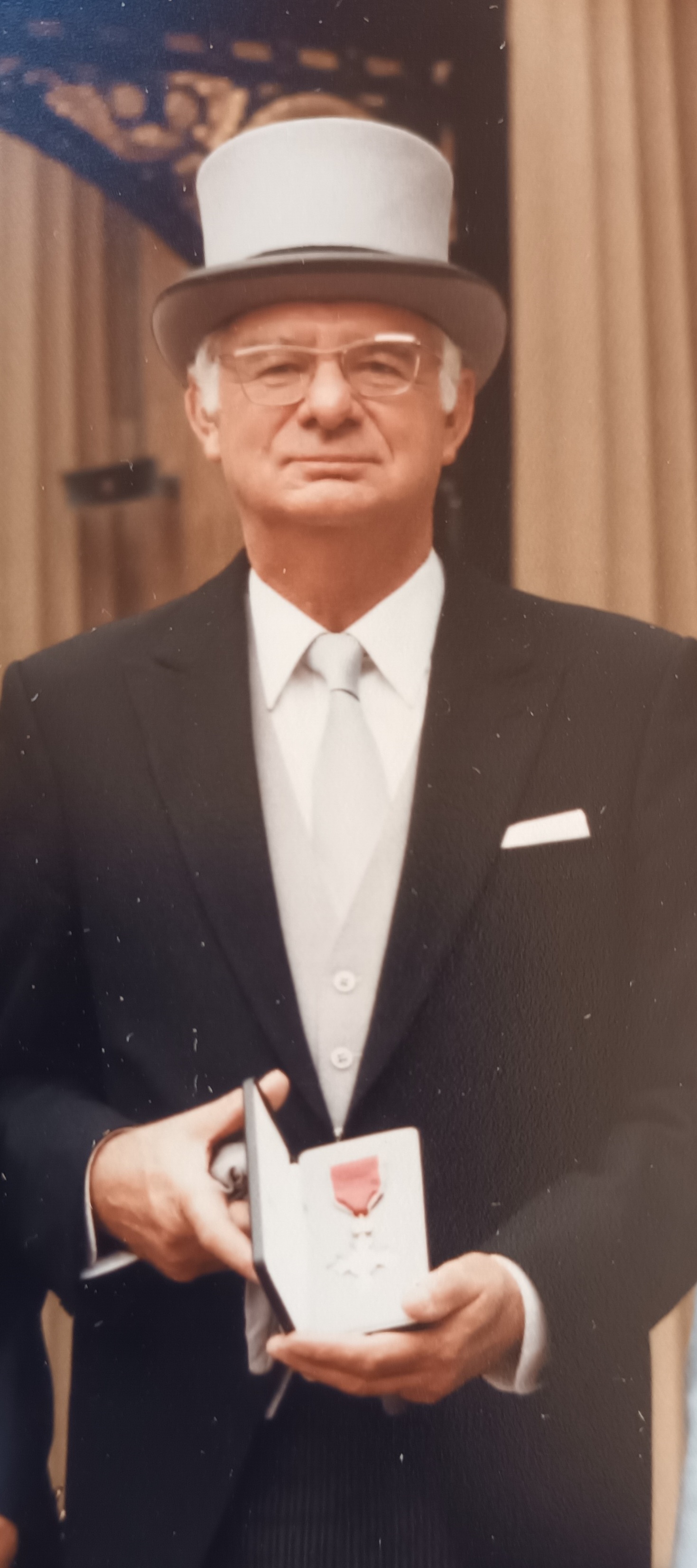 Dr Julian Roberts (1925-2024)